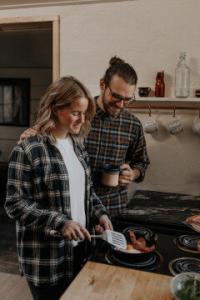 Nachdem Herbert gelernt hat aus dem „Mach es allen Recht“ Modus auszusteigen, stehen er und Silke beim gemeinsamen Kochen. mit Freude zusammen
