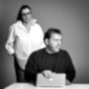 Eifersucht in der Partnerschaft. Zweifelnd sitzt er am Rechner. Sie schaut heimlich über seine Schulter