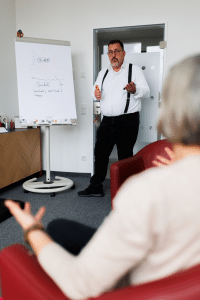 Ein Eheberater unterstützt ein Paar bei der Wiederherstellung des Vertrauens in ihrer Beziehung. Professionelle Eheberatung hilft, Vertrauen aufzubauen und die Partnerschaft zu stärken."