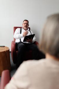 Michael Lahme Coaching. Ihr spezialisierter Partner bei den tiefgreifenden Themen der Beziehungen. Sei es die Beziehung zu sich selbst oder die mit deinen Mitmenschen. Schau genau hin und erarbeite Lösungsansätze aus den festgefahrenen Beziehungs- und Kindheitsmuster. Beziehungsprobleme lösen - Wege zu mehr Harmonie in der Partnerschaft. Michael Lahme im Gespräch.