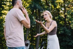Junge Eltern Streiten vor dem Kinderwagen im Park. Vater raucht. Scheint ihm egal zu sein. Toxische Beziehung? Michael Lahme Coaching hilft bei Beziehungsthemen.