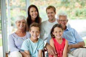 Kindheitsmuster und ihre Auswirkungen auf Beziehungen der erwachsenen Generation. Die hier abgebildeten Mehrgenationen sind glücklich vereint. Spielen Muster hier eine Rolle? 