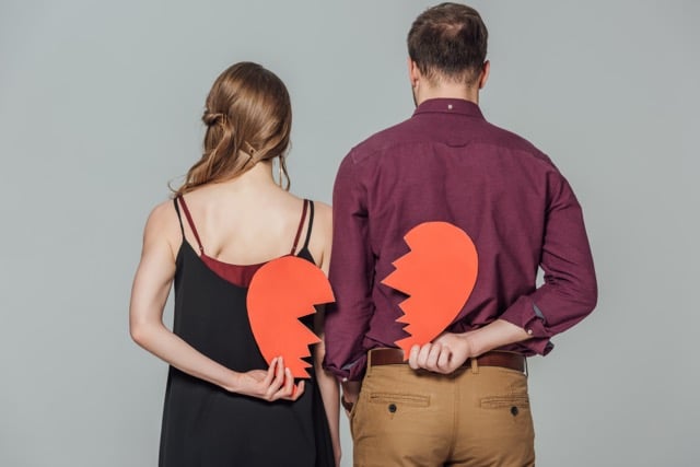Sprachlosigkeit in der Partnerschaft kann dazu führen das Herzen brechen. Wie die Eheberatung euch neue Wege eröffnet aus der Sprachlosigkeit zu mehr Nähe und Vertrauen zu finden. Michael Lahme Eheberatung und Paartherapie in Düsseldorf