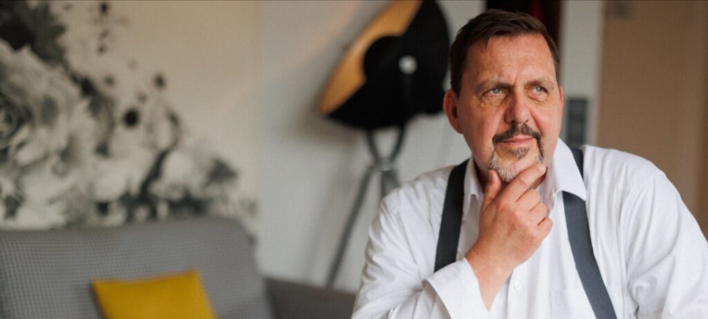 Wieso ich Coaching im Bereich ehe- und paarberatung so liebe. Michael Lahme auf dem Foto im Querformat mit Blick löeicht nach rechts. Wirkt froh aber auch nachdenklich