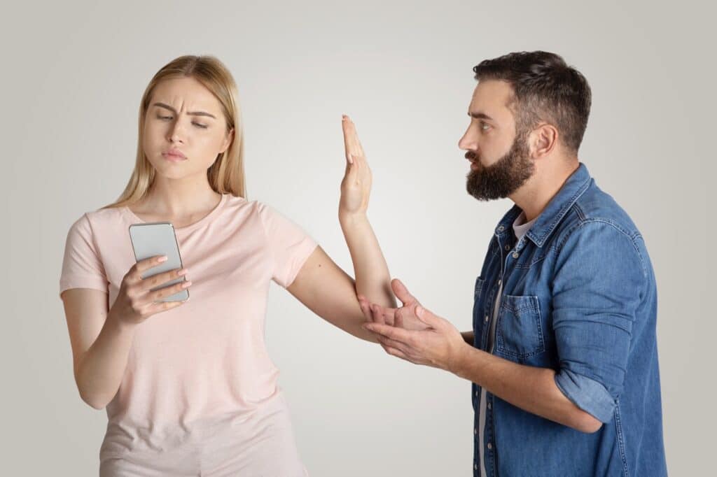 Eifersucht in der Beziehung. Wenn das Handy kontrolliert wird, verletzt du die Privatsphäre deines Partners. Vertrauen ist der wichtigste Grundstein deiner Beziehung.