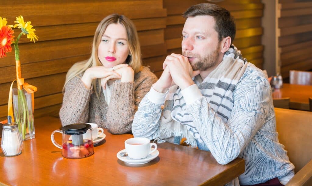 Paar sitzt still nebeneinander – wenn Liebe aufhört zu fließen