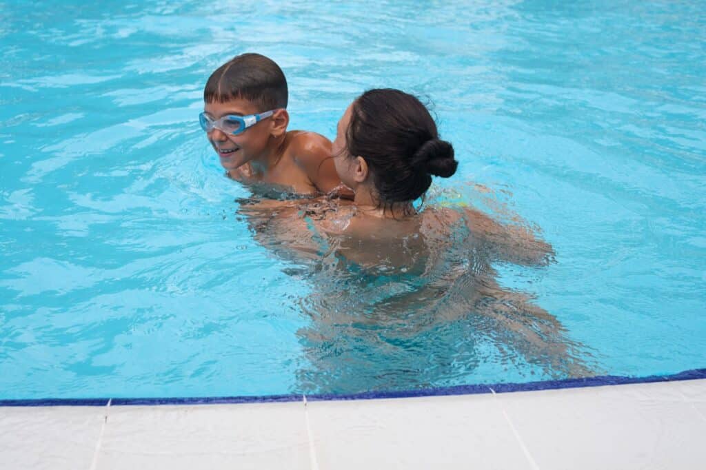 Bindungsmuster entstehen schon fürh- Beim Schwimmen lernen zum Beispiel. zum Artikel Nähe fällt schwer