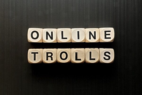negative Kommentare soziale Medien -Online Trolling-Online Trolls.