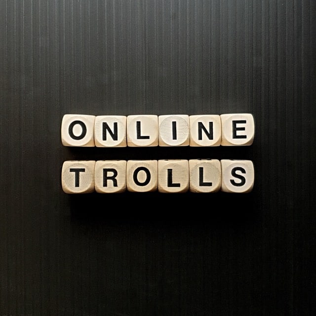 negative Kommentare soziale Medien -Online Trolling-Online Trolls.